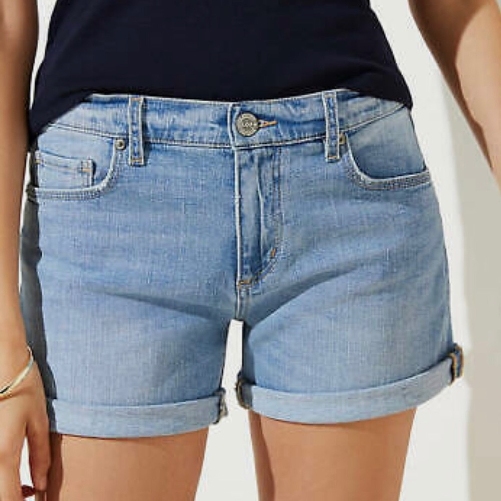 NWT LOFT Women's Denim Roll Shorts - Mid Indigo Wash - Size 34. Size 18. NWT